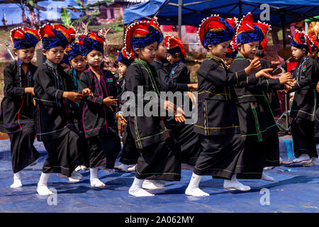 Les enfants de l'Ethnie Pa'o Prendre part au spectacle de danses traditionnelles à la festival de la Pagode Kakku Taunggyi, Shan State, Myanmar. Banque D'Images