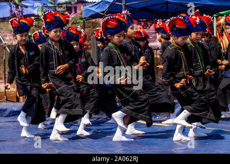 Les enfants de l'Ethnie Pa'o Prendre part au spectacle de danses traditionnelles à la festival de la Pagode Kakku Taunggyi, Shan State, Myanmar. Banque D'Images