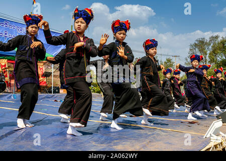 Les filles de l'Ethnie Pa'o Effectuer une danse traditionnelle au Festival de la Pagode Kakku Taunggyi, Shan State, Myanmar. Banque D'Images