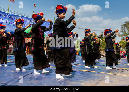 Les filles de l'Ethnie Pa'o Effectuer une danse traditionnelle au Festival de la Pagode Kakku Taunggyi, Shan State, Myanmar. Banque D'Images