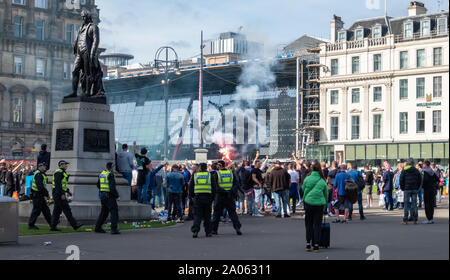 Glasgow, Ecosse, Royaume-Uni. 19 Septembre, 2019. Feyenoord football fans de partir les fusées qu'ils réunissent à George Square avant les Rangers v Feyenoord Europa League match à Ibrox Stadium. Credit : Skully/Alamy Live News Banque D'Images