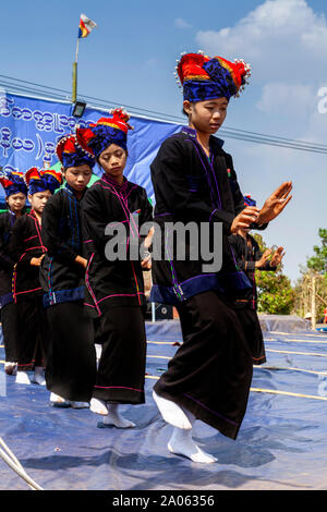 Les filles de l'Ethnie Pa'o Effectuer une danse traditionnelle au Festival de la Pagode Kakku Taunggyi, Shan State, Myanmar. Banque D'Images