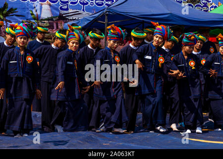 Les jeunes de l'Ethnie Pa'o Effectuer une danse traditionnelle au Festival de la Pagode Kakku Taunggyi, Shan State, Myanmar. Banque D'Images