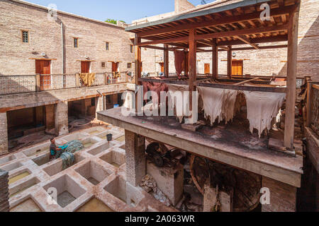 Petite tannerie traditionnelle Sidi Moussa, à l'ancienne médina de Fes El Bali maroc Banque D'Images