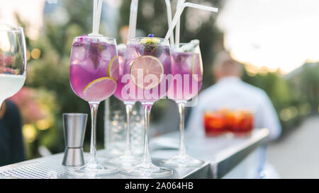 Close-up of colorful cocktail exotique sur le bar, à l'extérieur. Concept a propos de boire, l'alcool et au restaurant, restauration Banque D'Images