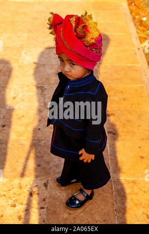 Un garçon du groupe ethnique Pa'o en costume traditionnel au Festival de la Pagode Kakku Taunggyi, Shan State, Myanmar. Banque D'Images