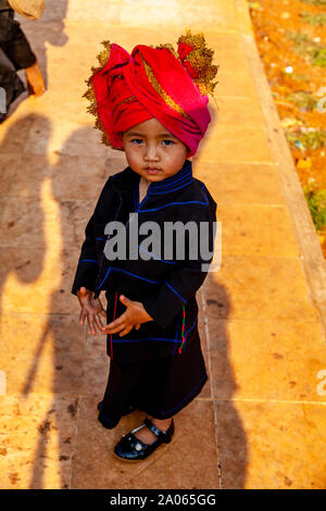 Un garçon du groupe ethnique Pa'o en costume traditionnel au Festival de la Pagode Kakku Taunggyi, Shan State, Myanmar. Banque D'Images