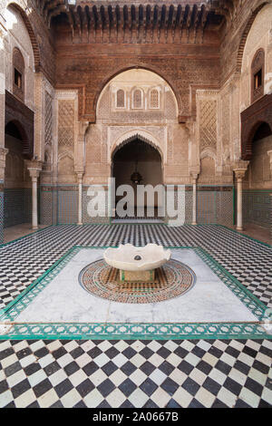 La Medersa Al-Attarine est une madrasa de Fes, Maroc, près de l'Al-Qarawiyyin. Il a été construit par le sultan Marinid Uthman II Abu dit en 1323-5 Banque D'Images