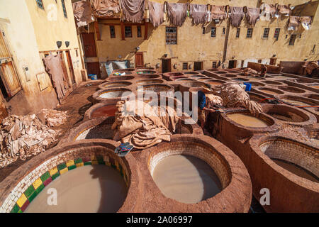 Tannerie Chouara est l'un des trois tanneries dans la ville de Fès, Maroc. Construite au 11e siècle, c'est la plus grande tannerie dans la ville. Banque D'Images