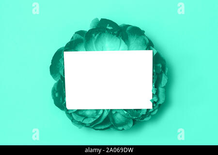 Maquette carte minimaliste avec fleur de pivoine dans un couleur menthe. Carte isolée. Mise à plat. Vue d'en haut. Banque D'Images