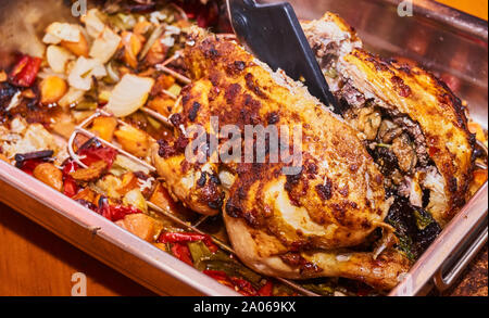 De style persan poulet farci aux légumes, les prunes, les noix et beaucoup de coriandre, tranchée Banque D'Images
