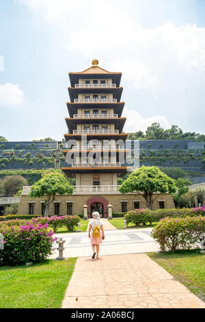 Kaohsiung, Taiwan : balades touristiques de l'Ouest vers une tour de style chinois à la Pagode / Fo Guang Shan Buddha Museum Banque D'Images