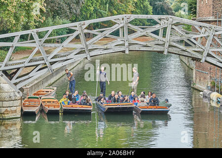 Trio de plates sous le birdge mathématique sur la rivière Cam, université de Cambridge, Angleterre. Banque D'Images
