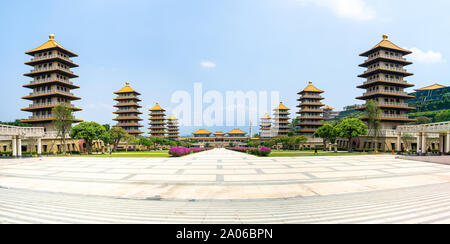 Kaohsiung, Taiwan : Panorama de Fo Guang Shan Buddha Museum Main Plaza avec pagodes chinoises sur les deux côtés Banque D'Images