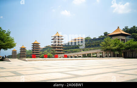 La place centrale de la Fo Guang Shan Buddha Museum avec de grandes pagodes chinoises et les caractères chinois rouge géant Banque D'Images
