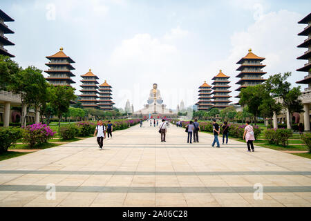 Kaohsiung, Taiwan : Fo Guang Shan Buddha Museum. Statue du Grand Bouddha au centre, sur deux côtés pagodes chinoises Banque D'Images