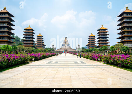 Kaohsiung, Taiwan : Fo Guang Shan Buddha Museum. Statue du Grand Bouddha au centre, sur deux côtés pagodes chinoises Banque D'Images