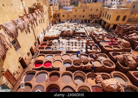 Tannerie Chouara est l'un des trois tanneries dans la ville de Fès, Maroc. Construite au 11e siècle, c'est la plus grande tannerie dans la ville. Banque D'Images