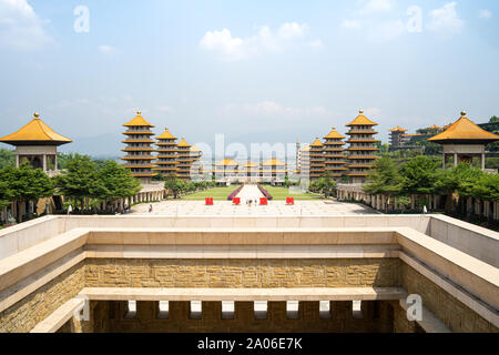 Vue sur le Fo Guang Shan Buddha Museum main square avec les pagodes chinoises et le bâtiment principal à l'arrière Banque D'Images