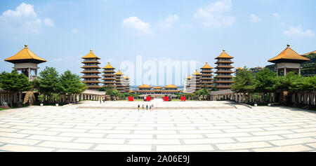 Panorama de Fo Guang Shan Buddha Museum Main Plaza avec pagodes chinoises des deux côtés, les touristes marcher dans le centre Banque D'Images