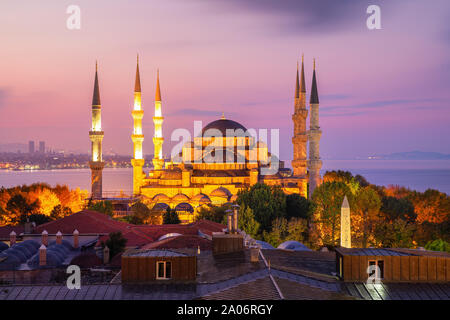 Soirée magnifique vue sur la Mosquée Sultanahmet ou la Mosquée Bleue à Istanbul, Turquie Banque D'Images