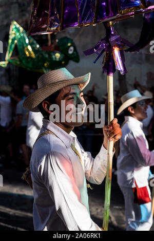 28 juillet 2019 : Un homme mexicain habillé de façon traditionnelle dans un défilé pendant le festival Guelaguetza à Oaxaca, Mexique Banque D'Images