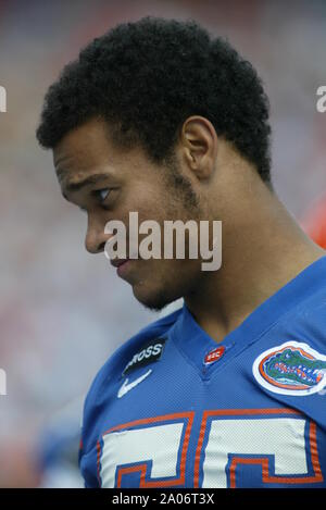 La saillie de la Floride le secondeur recrue Channing Crowder promenades le long de la ligne de touche alors que blessé alors qu'il était assis sur la perte des Gators 20-17 à Ole Miss chez Ben Hill Griffen Stadium à Gainesville, en Floride. Banque D'Images