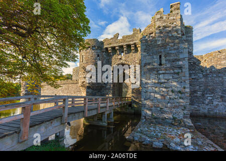 Beaumaris, Anglesey, Pays de Galles, Royaume-Uni. Le château du 14ème siècle. C'est au patrimoine mondial de l'UNESCO qui comprend un groupe de Châteaux Banque D'Images