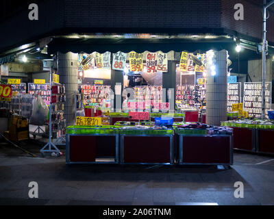 Kaohsiung, Taiwan : magasin qui vend une variété de téléphone intelligent et couvre les cas de nuit Banque D'Images