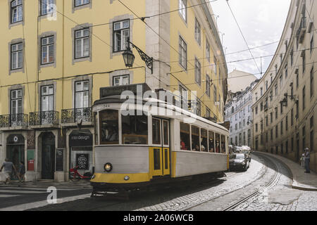 Lisbonne, Portugal - août 2019 : tramway touristique passe par les étroites rues pavées de la ville Banque D'Images