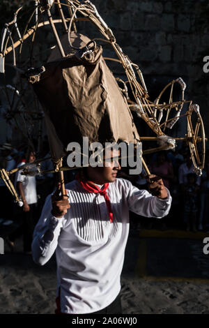 28 juillet 2019 : un acteur portant un feu d'artifice au-dessus de sa tête pendant la parade dans la Guelaguetza festival à Oaxaca, Mexique Banque D'Images