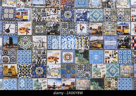 Lisbonne, Portugal - août 2019 : souvenir de tuiles azulejo portugais traditionnels avec des images typiques et motif géométrique Banque D'Images