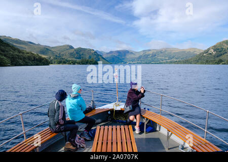 Lake Ullswater - passagers en excursion sur un bateau à vapeur de Lakeland ferry boat dans le Lake District Cumbria Banque D'Images