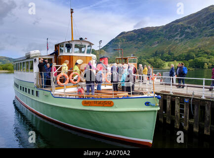 Lake Ullswater - passagers en excursion sur un bateau à vapeur de Lakeland ferry boat dans le Lake District Cumbria Banque D'Images