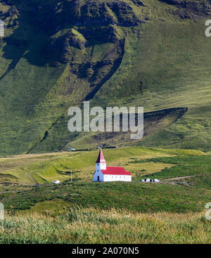 Église sur une colline dans la région de Vik, le sud de l'Islande Banque D'Images