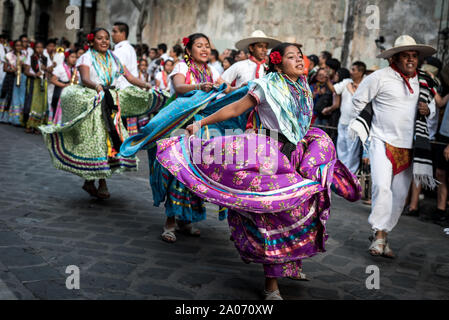 28 juillet 2019 : Beaux danseurs en costumes traditionnels colorés danser pendant la parade Guelaguetza à Oaxaca, Mexique Banque D'Images