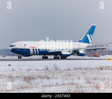 IL-96 Russie sur la piste en hiver Banque D'Images