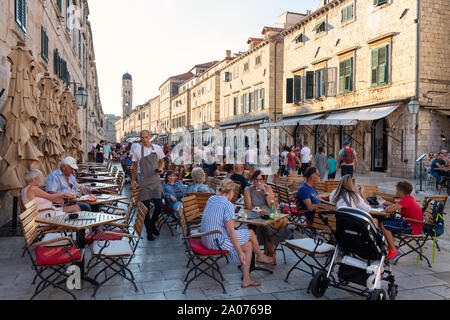 Dubrovnik cafe ; des gens assis un verre à l'extérieur sur les cafés, la rue principale Stradun, la vieille ville de Dubrovnik, Dubrovnik Croatie Europe Banque D'Images