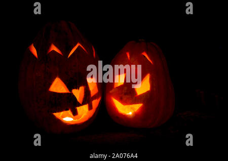 Deux citrouilles halloween orange dans la nuit Banque D'Images