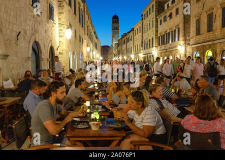 Stradun de Dubrovnik, les gens assis à boire et manger cafés un soir d'été, le centre historique, la vieille ville de Dubrovnik, Dubrovnik Croatie Europe Banque D'Images