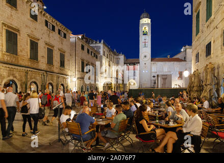 Dubrovnik touristes assis boire ou manger dans un café sur au crépuscule du Stradun en été, centre historique, Dubrovnik Croatie Europe Banque D'Images