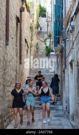 Les touristes de Dubrovnik ; des gens marchant dans les pas sur les rues étroites de la ville médiévale de la vieille ville de Dubrovnik, site classé au patrimoine mondial de l'UNESCO, Dubrovnik, Croatie Banque D'Images