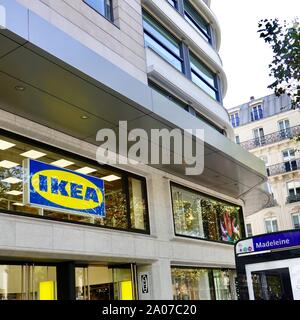 L'extérieur de nouveau magasin IKEA La Madeleine dans le centre de Paris, France. Banque D'Images