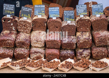 Assortiment de différents types de céréales de seigle pain noir fait maison dans un marché de l'alimentation de rue Banque D'Images