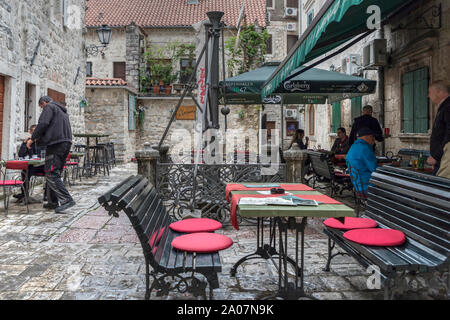 Terrasse en plein air de l'un des cafés dans la vieille ville de Kotor, Monténégro, Europe Banque D'Images