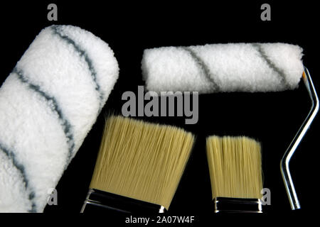 La décoration peinture pinceaux et rouleaux isolé sur un fond noir Banque D'Images