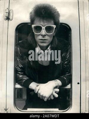 Juillet 07, 1973 - Londres, Angleterre, Royaume-Uni - David Bowie s'appuie sur une fenêtre de train à la gare de Victoria, après l'embarquement pour Paris où il va passer trois semaines au château d'enregistrement studios. (Crédit Image : © Keystone Press Agency/Keystone USA par ZUMAPRESS.com) Banque D'Images