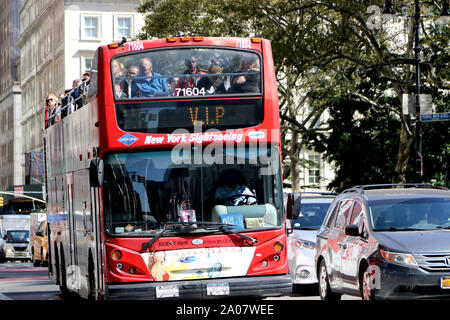 New York City, New York, USA. 19 Sep, 2019. Certains touristes dans la ville de New York ont trouvé une nouvelle façon de laisser un échantillon de leur ADN à la ville, selon les journaux locaux. Visites visiteurs utilisant les double-decker bus touristiques, abandonné leurs liasses de chewing-gum sur des enseignes de rue comme leur bus touristiques ramper sur les rues de la ville, souvent en tenant vos autoportraits de leurs aventures de vacances comme vu dans la partie basse de Manhattan le 19 septembre, 2019. Credit : Ronald G. Lopez/ZUMA/Alamy Fil Live News Banque D'Images