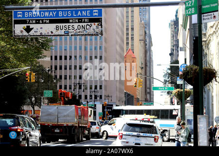 New York City, New York, USA. 19 Sep, 2019. Certains touristes dans la ville de New York ont trouvé une nouvelle façon de laisser un échantillon de leur ADN à la ville, selon les journaux locaux. Visites visiteurs utilisant les double-decker bus touristiques, abandonné leurs liasses de chewing-gum sur des enseignes de rue comme leur bus touristiques ramper sur les rues de la ville, souvent en tenant vos autoportraits de leurs aventures de vacances comme vu dans la partie basse de Manhattan le 19 septembre, 2019. Credit : Ronald G. Lopez/ZUMA/Alamy Fil Live News Banque D'Images