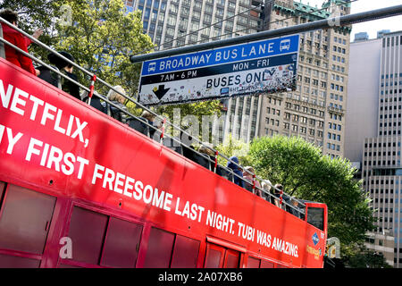 New York City, New York, USA. 19 Sep, 2019. Certains touristes dans la ville de New York ont trouvé une nouvelle façon de laisser un échantillon de leur ADN à la ville, selon les journaux locaux. Visites visiteurs utilisant les double-decker bus touristiques, abandonné leurs liasses de chewing-gum sur des enseignes de rue comme leur bus touristiques ramper sur les rues de la ville, souvent en tenant vos autoportraits de leurs aventures de vacances comme vu dans la partie basse de Manhattan le 19 septembre, 2019. Credit : Ronald G. Lopez/ZUMA/Alamy Fil Live News Banque D'Images